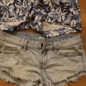 3pairs of daisy dukes shorts 4 22$